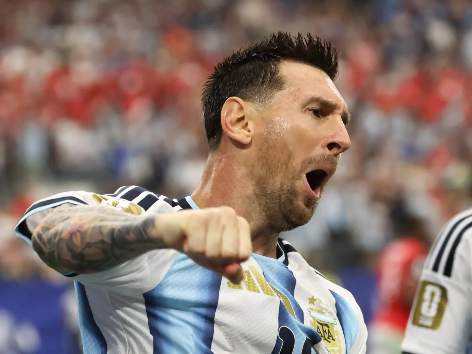 Lionel Messi sărbătorește un gol important pentru Argentina la Cupa Mondială.
