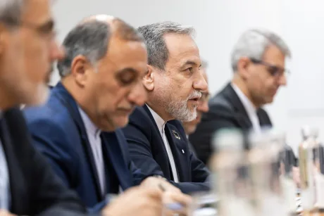 Negociatori iranieni discutând despre acorduri internaționale.