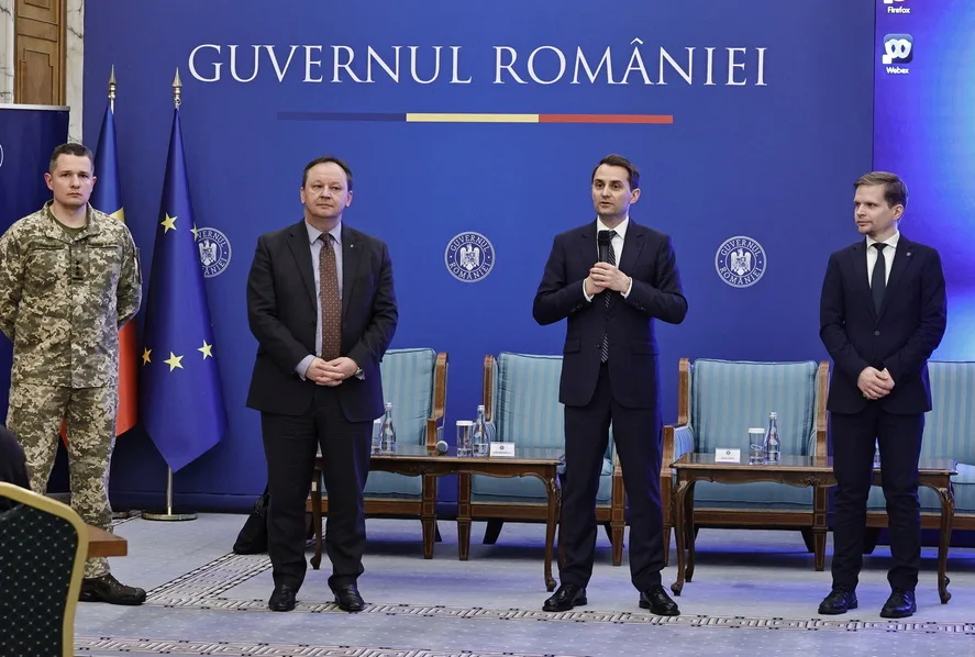 Reprezentanți ai guvernului și industriei de apărare la o întâlnire importantă.