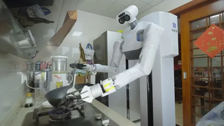 Robotul umanoid pregătește o masă în bucătărie, demonstrând abilități avansate.