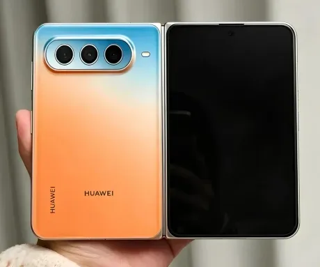 Huawei Pura X Max, telefon pliabil cu ecran lat pentru multitasking.