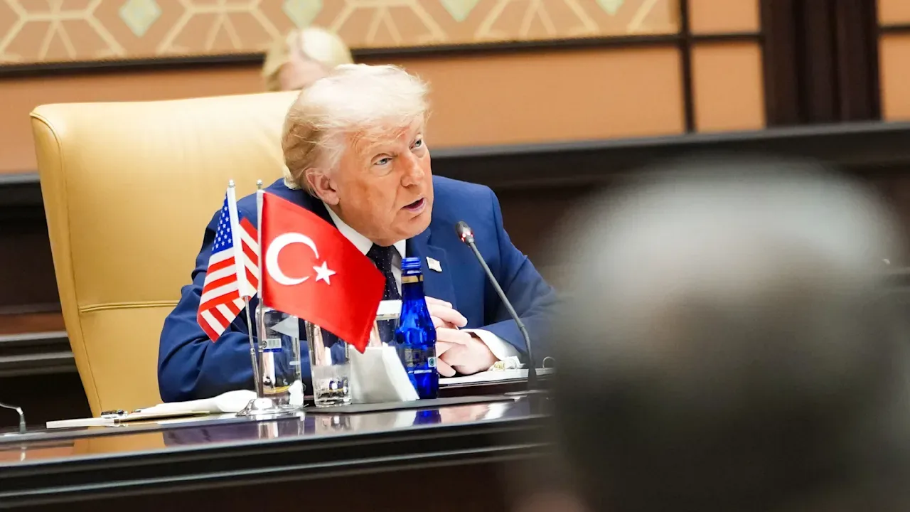 Donald Trump discută despre Groenlanda la summitul NATO, subliniind tensiunile internaționale.