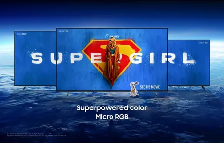 Televizoare Samsung prezentând conținutul Supergirl pe fundal albastru.