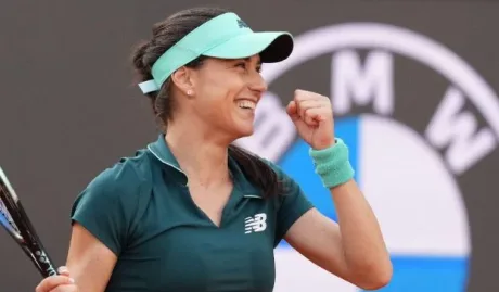 Sorana Cîrstea sărbătorește o victorie importantă pe terenul de tenis.