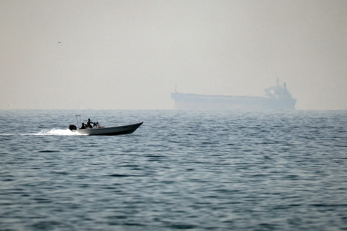 Nave petroliere navigând în Strâmtoarea Ormuz, în ciuda tensiunilor regionale.