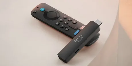 Fire TV Stick HD, dispozitiv subțire și rapid pentru streaming.