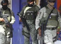 Soldați în echipament militar, pregătiți pentru exerciții de apărare.