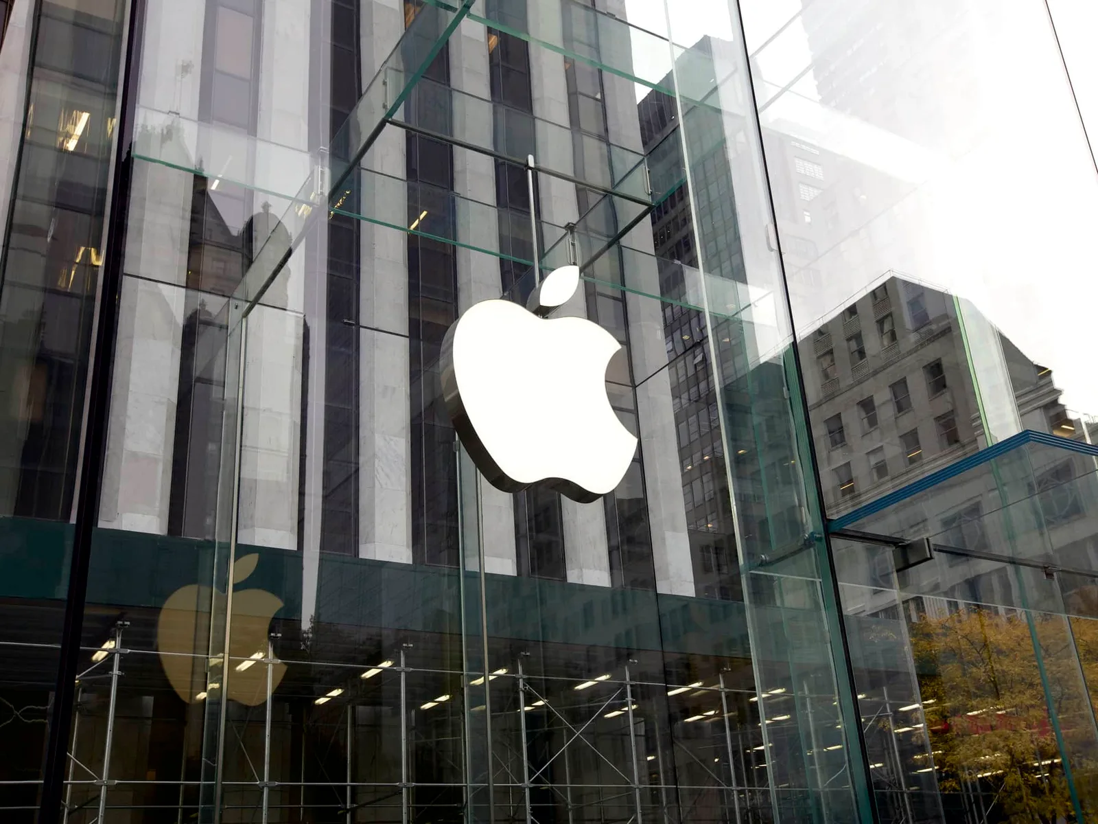 Logo-ul Apple pe un fundal de sticlă, simbolizând inovația tehnologică.