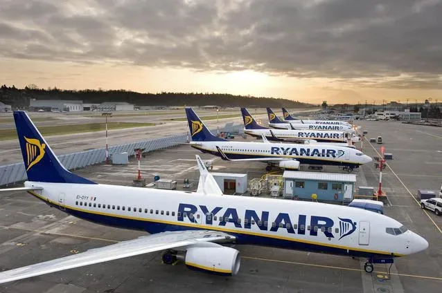 Avioane Ryanair parcate pe aeroport, în așteptarea zborurilor.