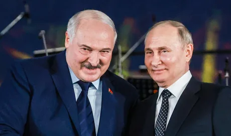 Lukașenko și Putin discutând despre colaborarea militară.