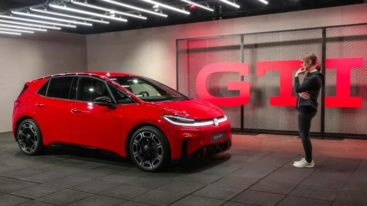 Volkswagen ID.3 GTI roșu, cu logo GTI în fundal.