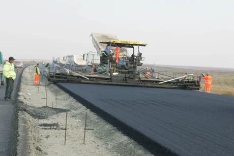 Lucrări la autostradă, îmbunătățind infrastructura rutieră din România.