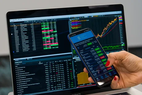 Ecran de tranzacționare cu acțiuni și date financiare actualizate.