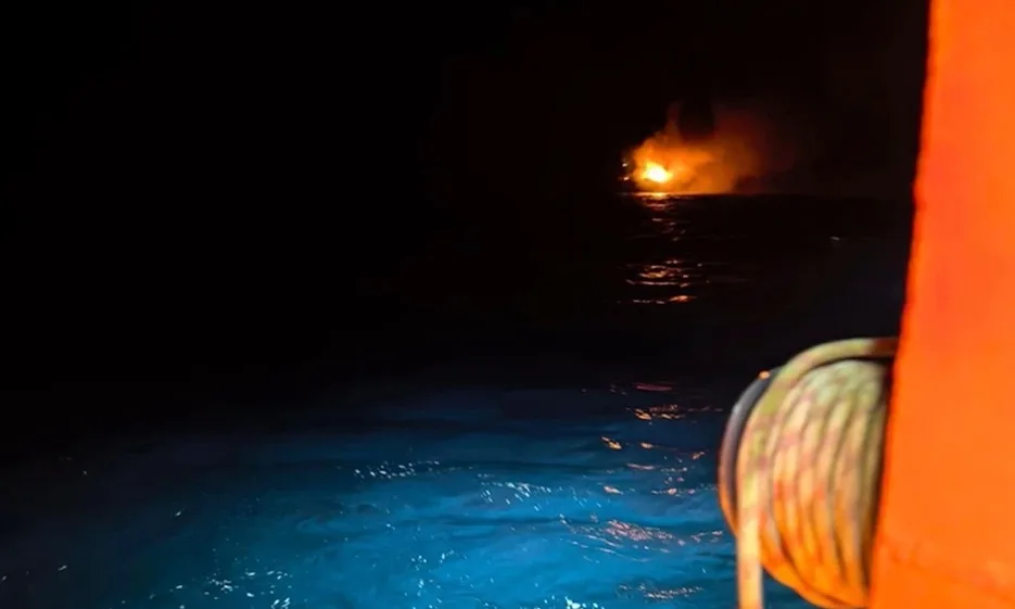 Flăcări vizibile pe nava cu propan în Marea Neagră, în timpul operațiunii de salvare.