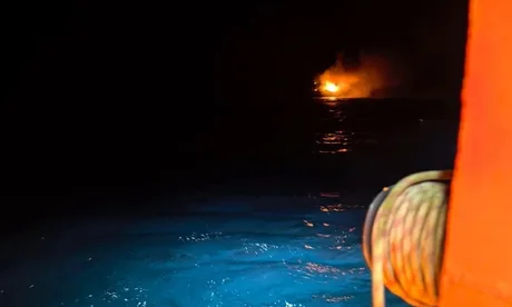 Flăcări vizibile pe nava cu propan în Marea Neagră, în timpul operațiunii de salvare.