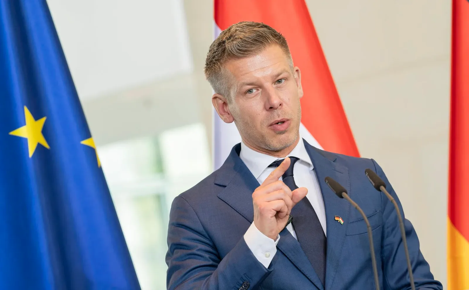 Premierul ungar discutând despre relațiile cu Ucraina la un summit regional.