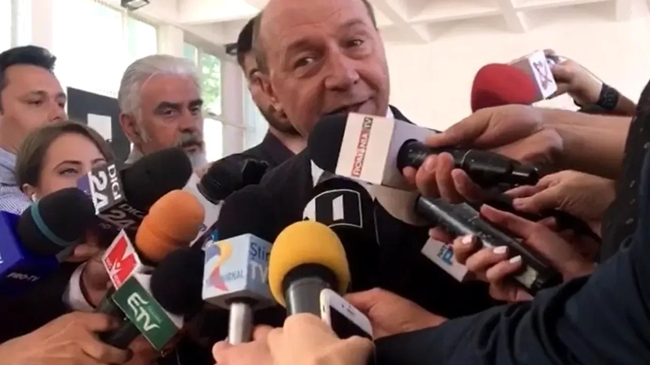 Traian Băsescu discută cu jurnaliști despre politica românească.