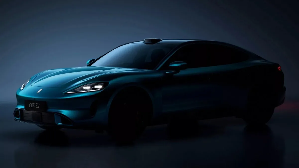 Profil lateral al modelului Shangjie Z7, asemănător cu Porsche Taycan.