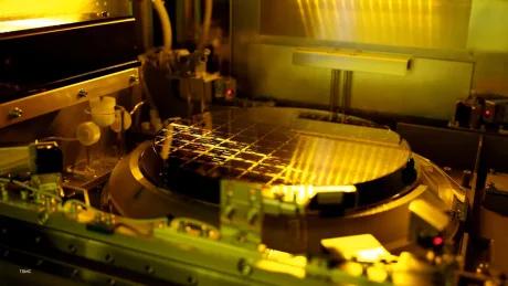 Fabrica TSMC cu echipamente avansate pentru producția de cipuri semiconductori.