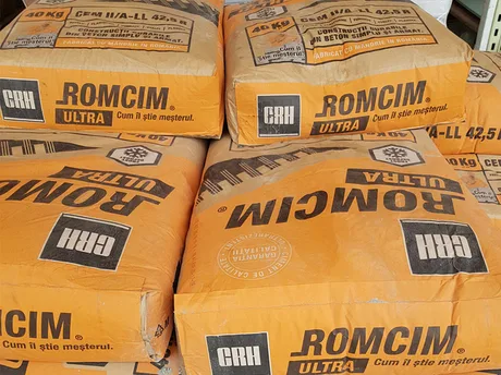 Pungi de ciment Romcim pregătite pentru livrare în port.