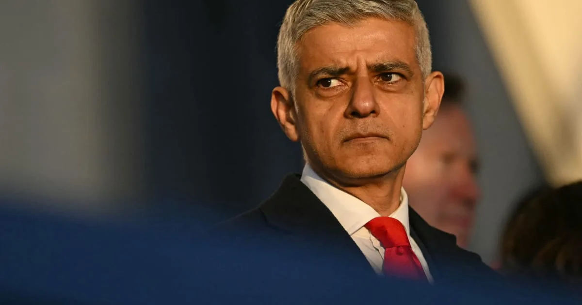 Sadiq Khan, primarul Londrei, în timpul unei conferințe de presă.