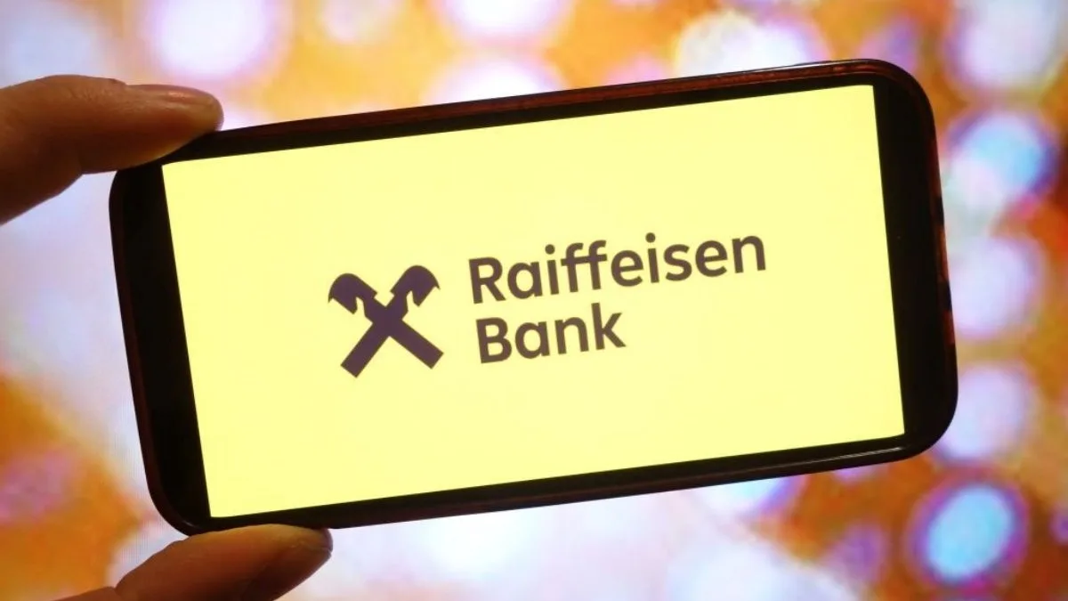 Logo-ul Raiffeisen Bank pe un telefon mobil, evidențiind importanța securității online.