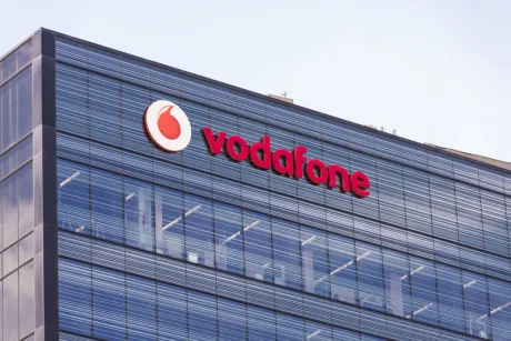 Clădire Vodafone cu logo pe fațadă, simbol al telecomunicațiilor.