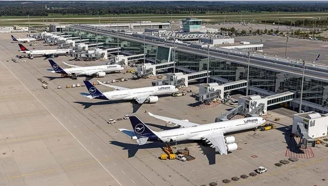 Aeroportul din München cu avioane parcate pe platformă.