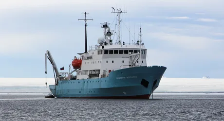 Nava rusească „Profesor Molceanov” ancorată în portul Barentsburg, Svalbard.