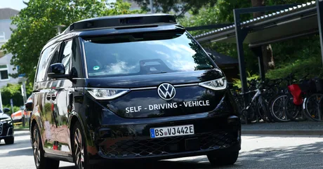 Un vehicul Volkswagen autonom parcând într-o zonă urbană modernă.