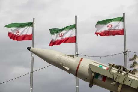 Rachete și steaguri iraniene în contextul amenințărilor tehnologice.
