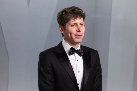 Sam Altman la un eveniment, îmbrăcat elegant, discutând despre viitorul OpenAI.