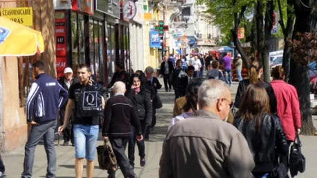 Oameni pe o stradă aglomerată, reflectând diversitatea socială din România.