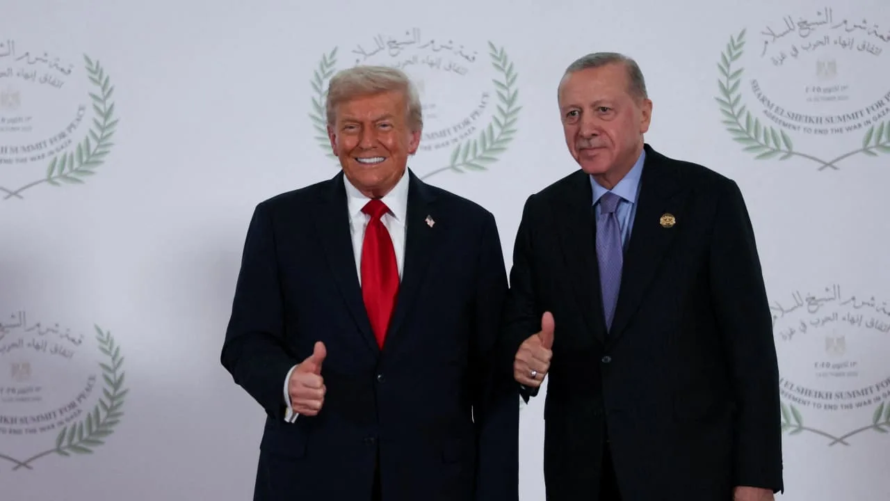 Trump și Erdogan zâmbind, discutând despre relațiile internaționale.