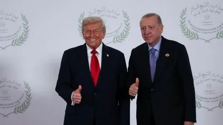 Trump și Erdogan zâmbind, discutând despre relațiile internaționale.