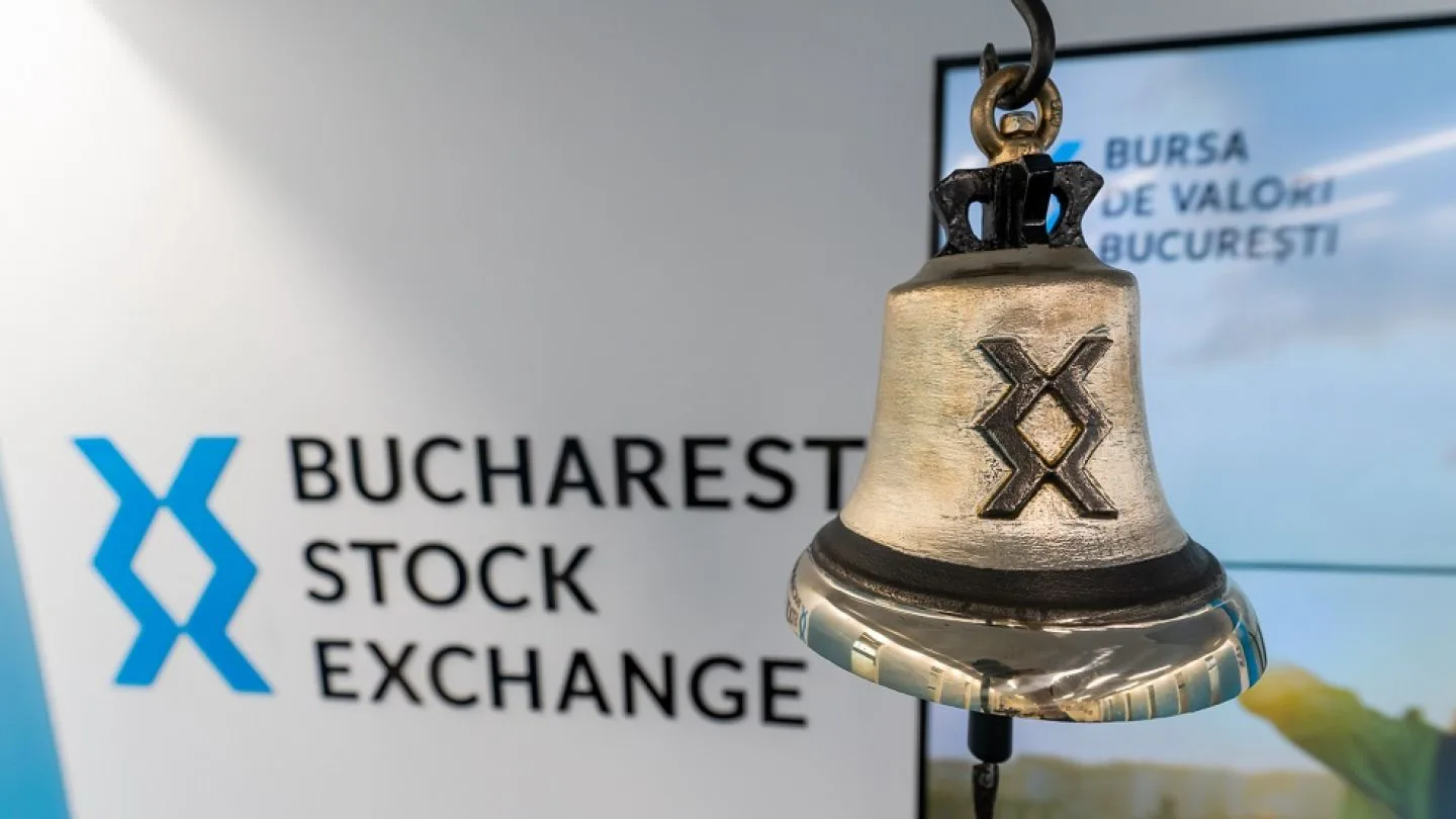 Clopotul Bursei de Valori București simbolizează succesul pieței financiare.