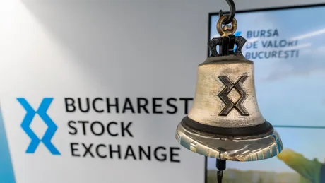 Clopotul Bursei de Valori București simbolizează succesul pieței financiare.