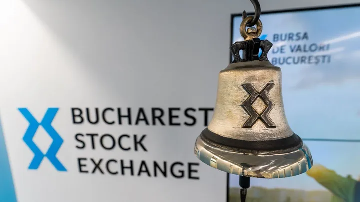 Clopotul Bursei de Valori București simbolizează succesul pieței financiare.