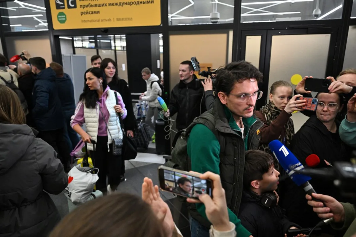 Pasageri în aeroportul din Moscova, în așteptarea informațiilor despre zboruri.