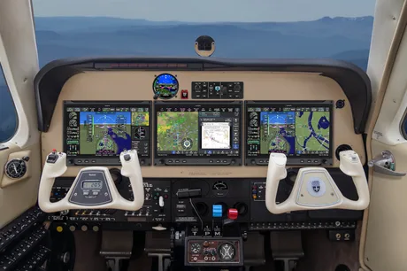 Afișaje de zbor moderne integrate într-un cockpit de avion.