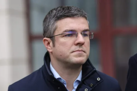 Ministrul Economiei discută despre stabilitatea politică și impactul asupra economiei.