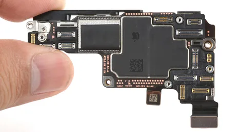 Componentă electronică de la Apple, evidențiind detalii tehnice și conexiuni.
