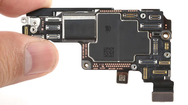 Componentă electronică de la Apple, evidențiind detalii tehnice și conexiuni.