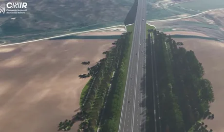 Viziune asupra tronsonului A8 Iași–Ungheni, cu peisaj verde și drum modern.