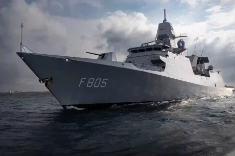Nava militară olandeză HNLMS Evertsen navigând pe mare.