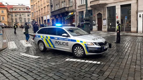 Mașină de poliție pe o stradă din Cehia, cu agenți în uniformă.
