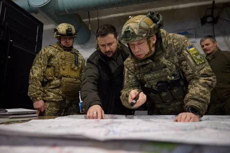 Zelenski discutând strategii militare cu ofițerii ucraineni.