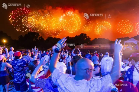 Spectatorii se bucură de un spectacol impresionant de artificii în Washington.