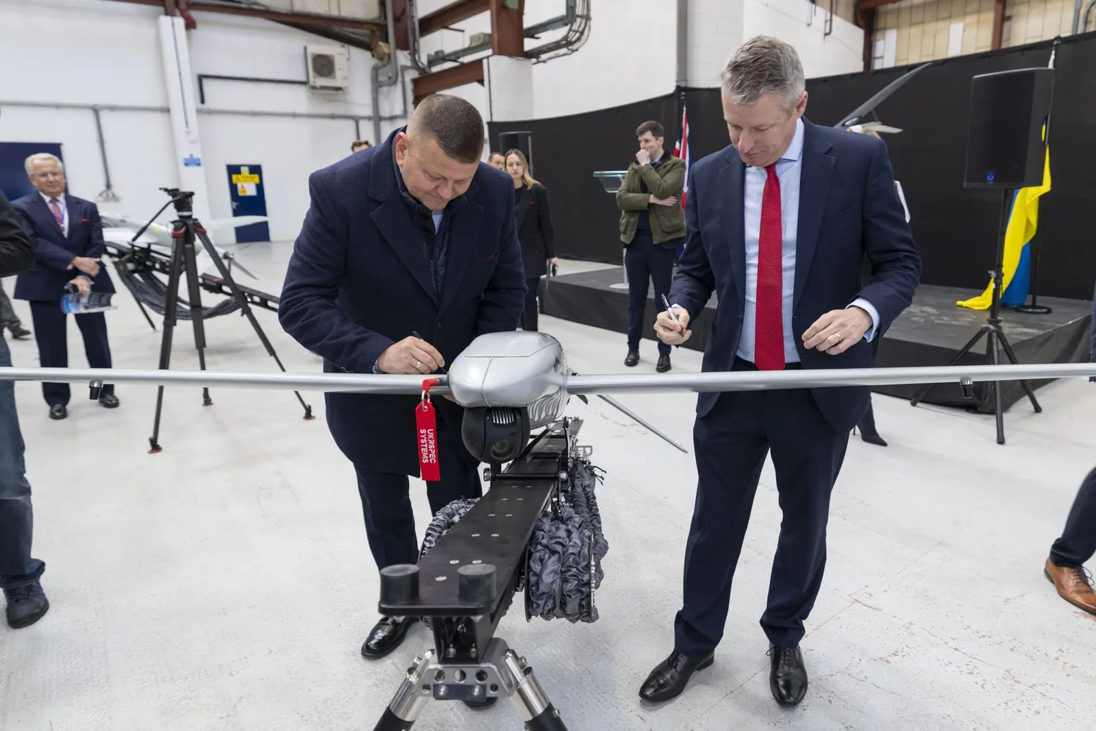 Reprezentanți ucraineni și britanici discutând despre drone în noua fabrică.