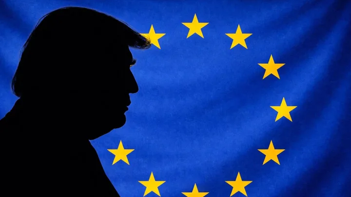 Silhouette umană în fața steagului Uniunii Europene.
